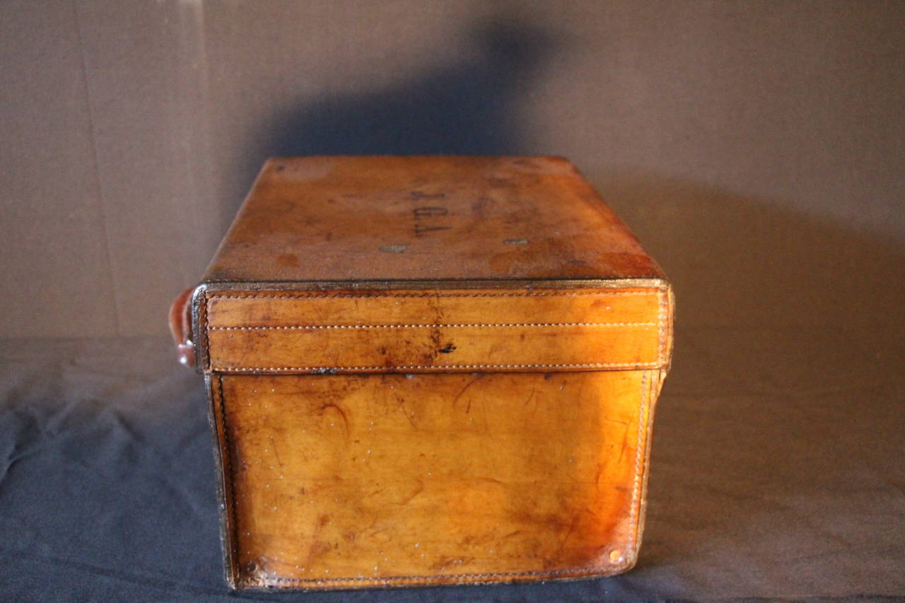 This leather hat box has got a very warm patina and can easily be used as a bedside cabinet or end of a sofa.
Original and clean interior can be convenient for storage.