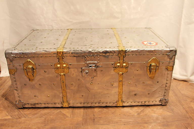 This aluminium cabin trunk is very unusual  and has got brass fittings and brass slats.It is magnificent and mirror polished.
Its interior has kept its original light blue fabric.