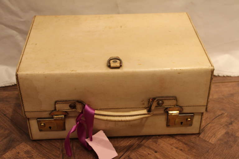 This vellum shoe case can store 6 pairs of shoes and has kept its original interior.It is a very elegant piece of luggage and very unusual too;