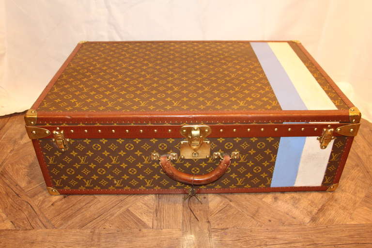 This Alzer 80 is the biggest Louis Vuitton suitcase and has got its original tray inside and its original keys.