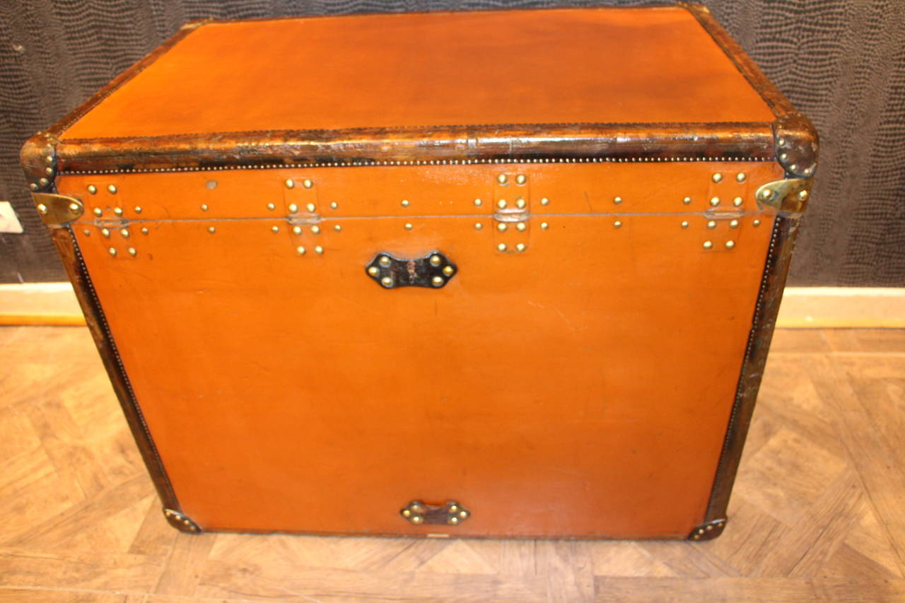 This unusual orange Vuittonite canvas courrier trunk has got all leather trim and handles,brass corners and locks;It has a beautiful warm orange patina.
The interior is perfectly original with beige linen and features one  removable webbed