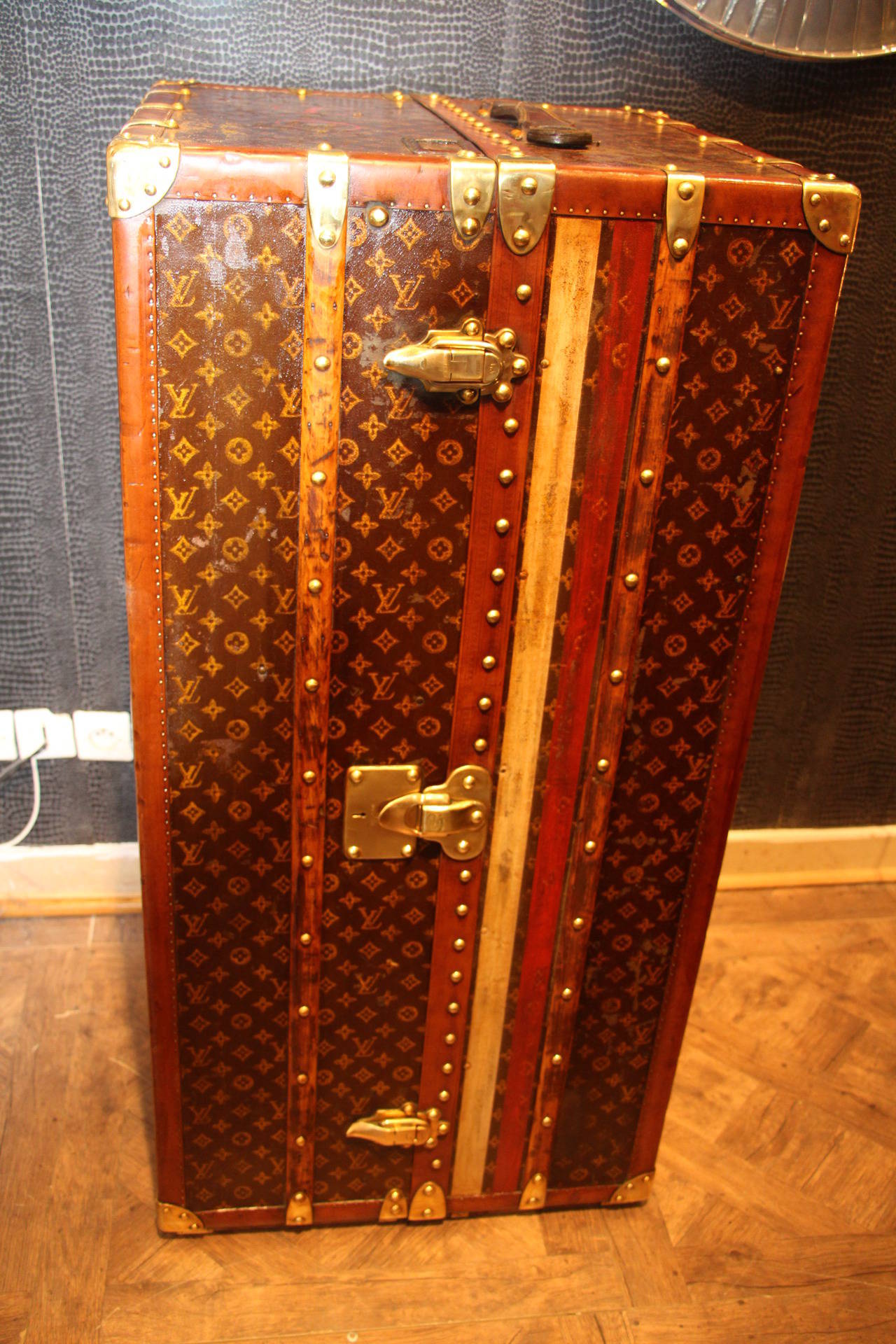 1920's Louis Vuitton Stenciled Canvas and Brass Fittings Wardrobe Steamer Trunk In Excellent Condition In Saint-Ouen, FR