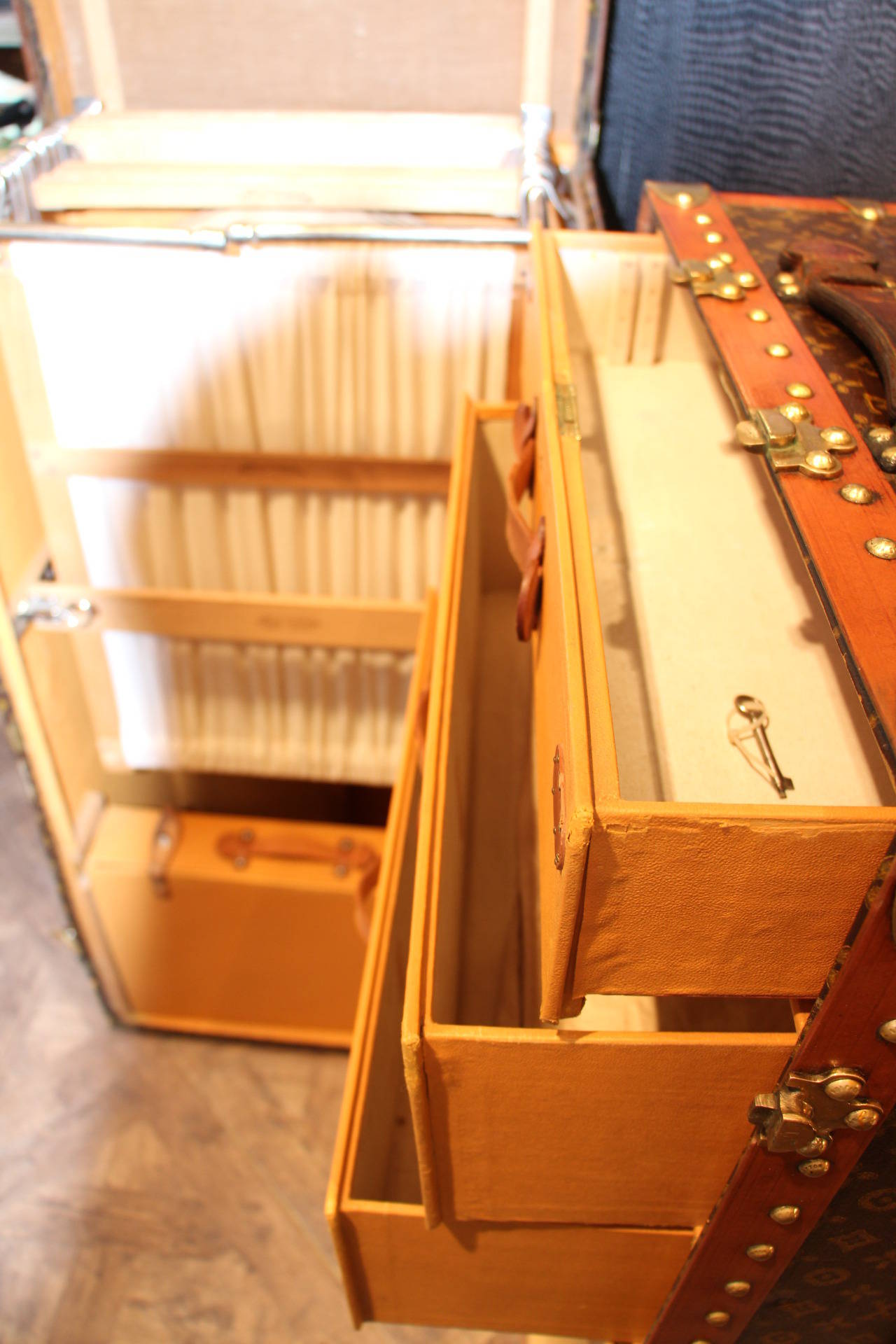 Extra-Large Louis Vuitton Wardrobe Steamer Trunk In Excellent Condition In Saint-Ouen, FR