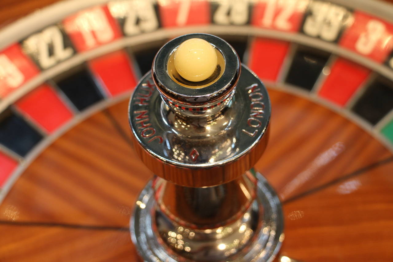 Mahogany and Black Wood Casino Roulette Wheel by John Huxley In Excellent Condition In Saint-Ouen, FR