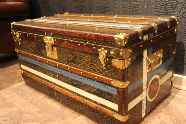 This Aine Goyard trunk has got very nice proportions and a beautiful, warm patina.
It features its famous 