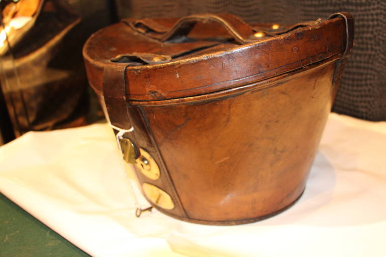 19th Century Bucket Shape Leather Hat Box In Good Condition In Saint-Ouen, FR