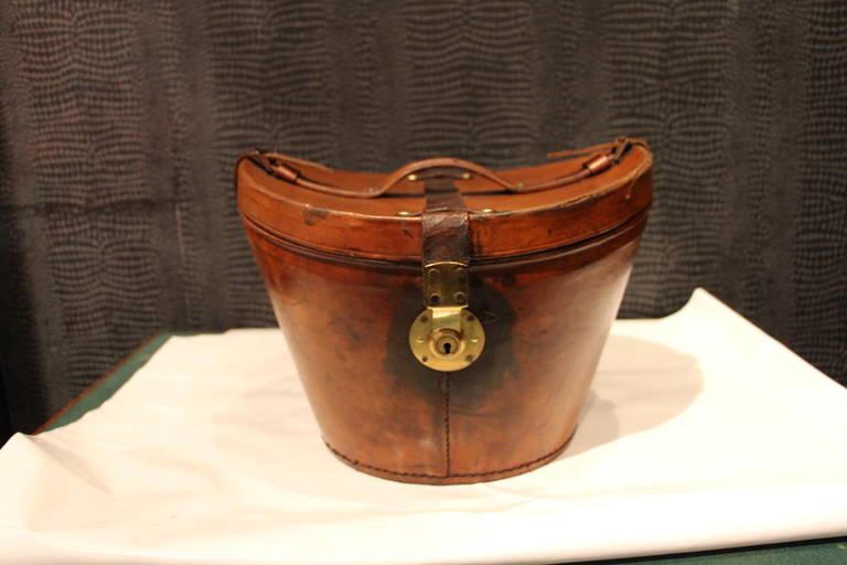 This hat box has got a beautiful warm patina.Its interior is very clean.