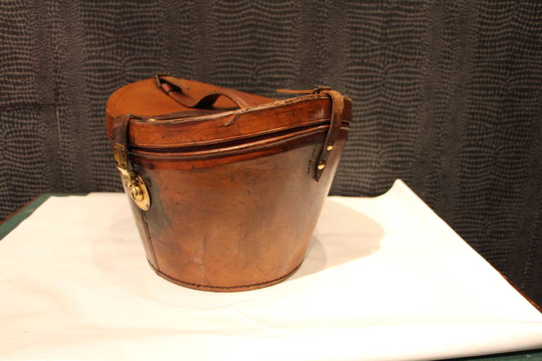 19th Century Bucket Shape Leather Hat Box In Good Condition In Saint-Ouen, FR
