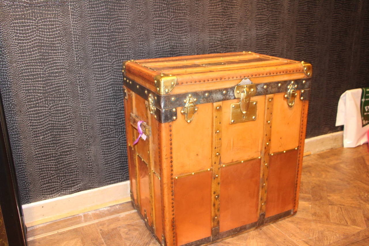 This trunk is very unusual.It features a copper and canvas exterior, brass fittings and wood slats.Its interior has been relined in a poppy red color and is perfectly clean and fresh.
Its proportions are very unusual too since it is taller than