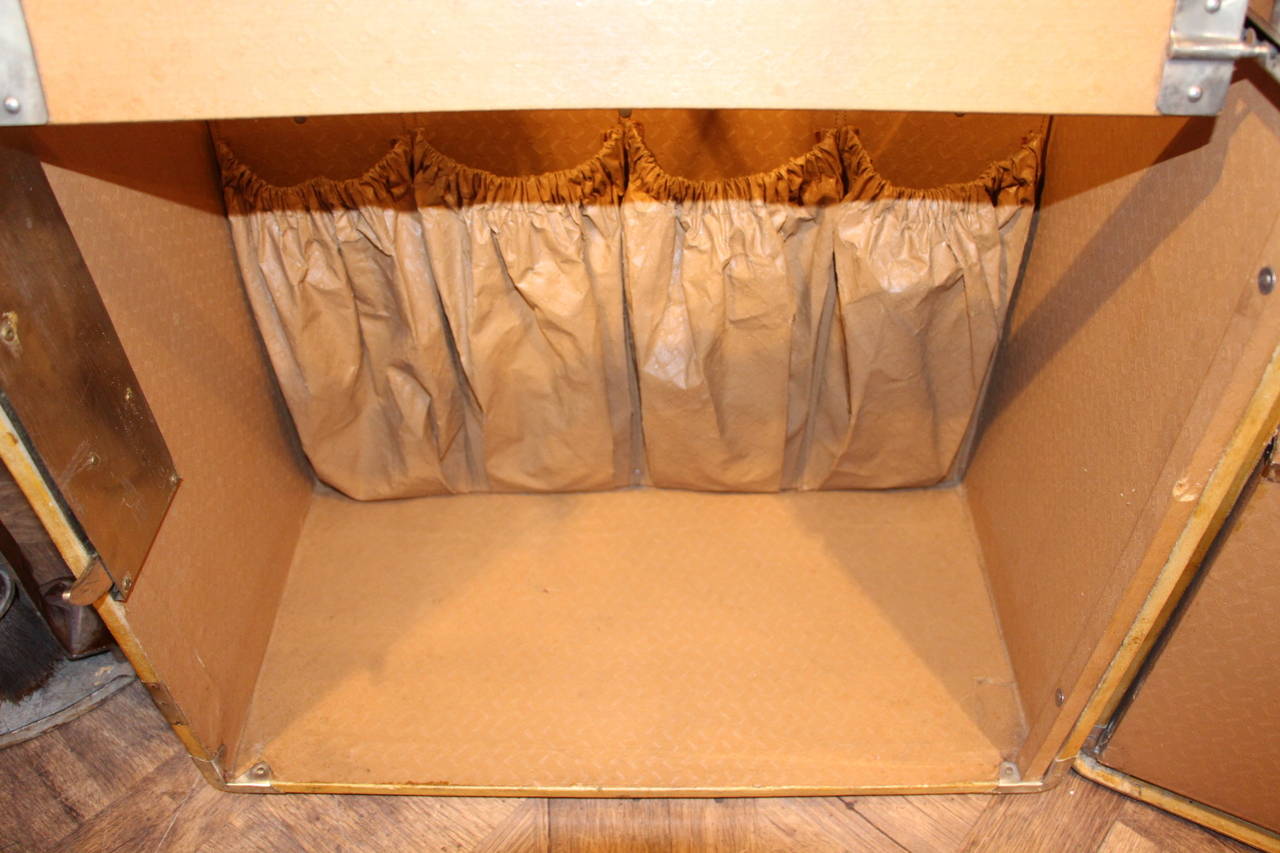1920s Vellum Wardrobe Trunk In Excellent Condition In Saint-Ouen, FR
