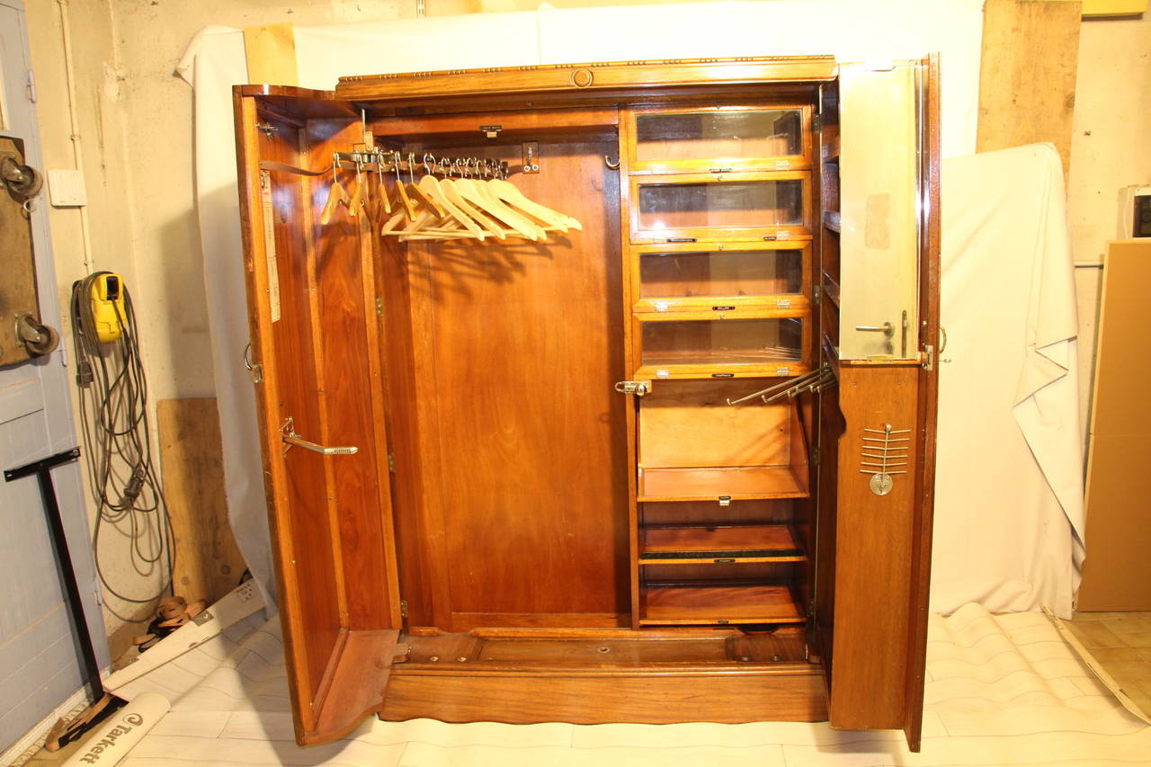 This closet is perfectly fitted inside. On the left hand side,it has got an articulated hanging section and on the right hand side it has got a series of glazed compartments, and three shelves.
Inside the door, there are four shelves ,a mirror and