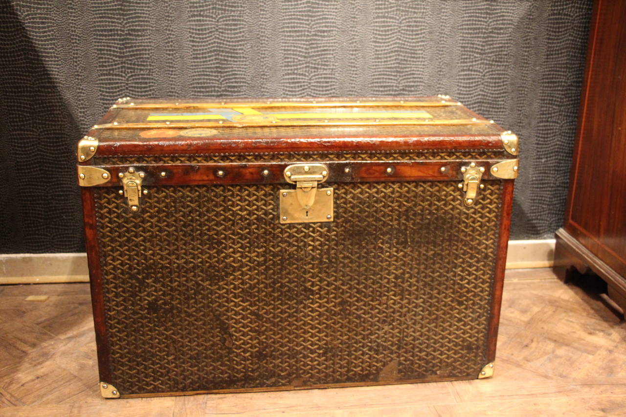 This Aine Goyard trunk has got very nice proportions and a beautiful, warm patina.
It features its famous 