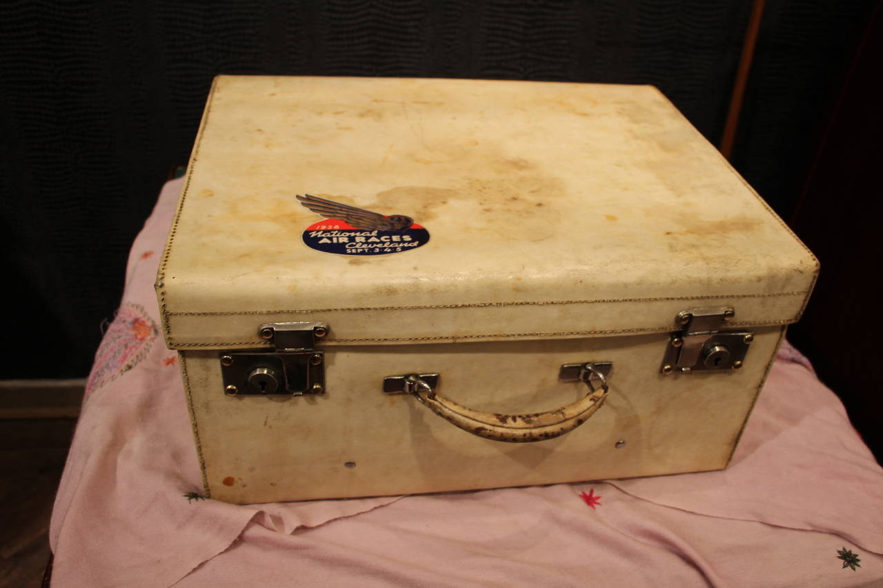 This vellum hat box is a nice piece of luggage that can give a distinctive touch in a very elegant interior. It has got a very nice patina and has kept its original,
Gorgeous interior.