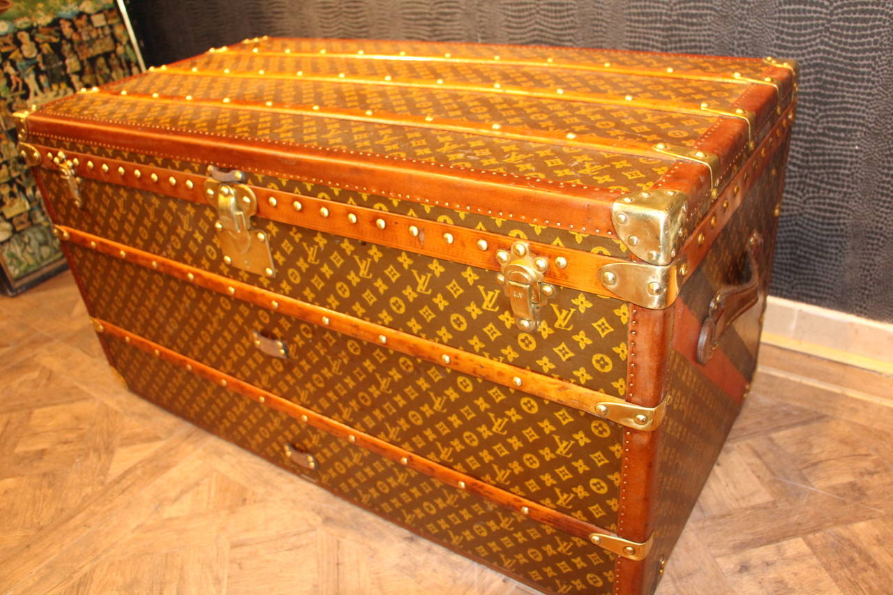 This beautiful Louis Vuitton trunk is all stenciled LV monogram canvas, with all brass hardware and lozine trim. It has got a very warm and rich patina.
Its interior features a removable tray. It has kept its original lining under the lid and has