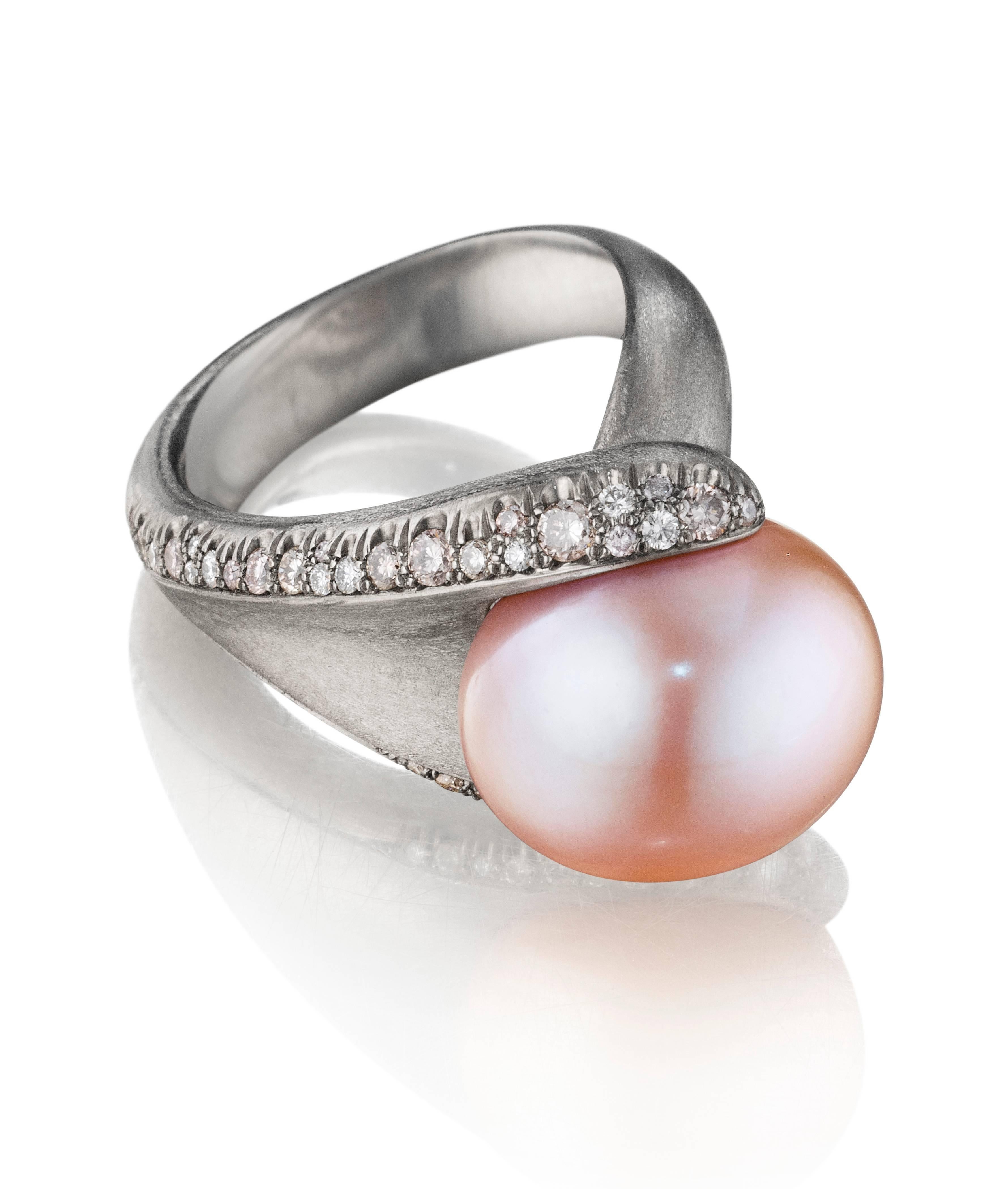 Naomi Sarna Pink Pearl Diamond Gold Ring In New Condition In New York, NY