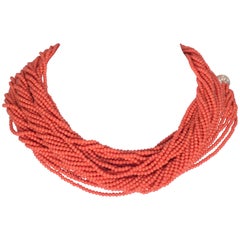 Fabuleux collier torsadé de perles de corail vintage de 60 pouces de longueur