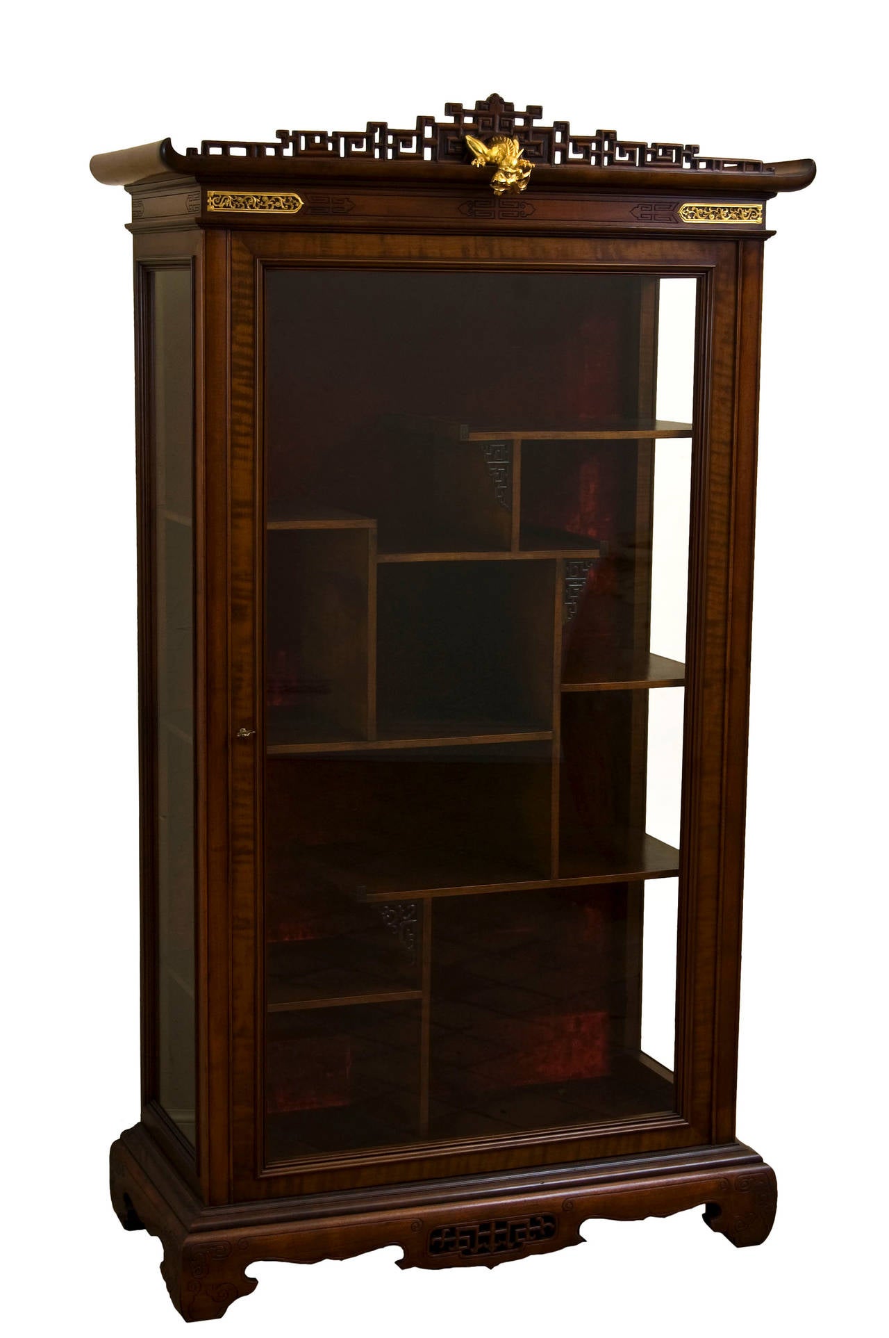 Japanese style presentation showcase in maple sycomore. The front opens with a large glass door, and both sides are on glass. At the top a carved grid cornice decor from which comes out a gilded bronze dragon. Inside a set of asymmetric storage