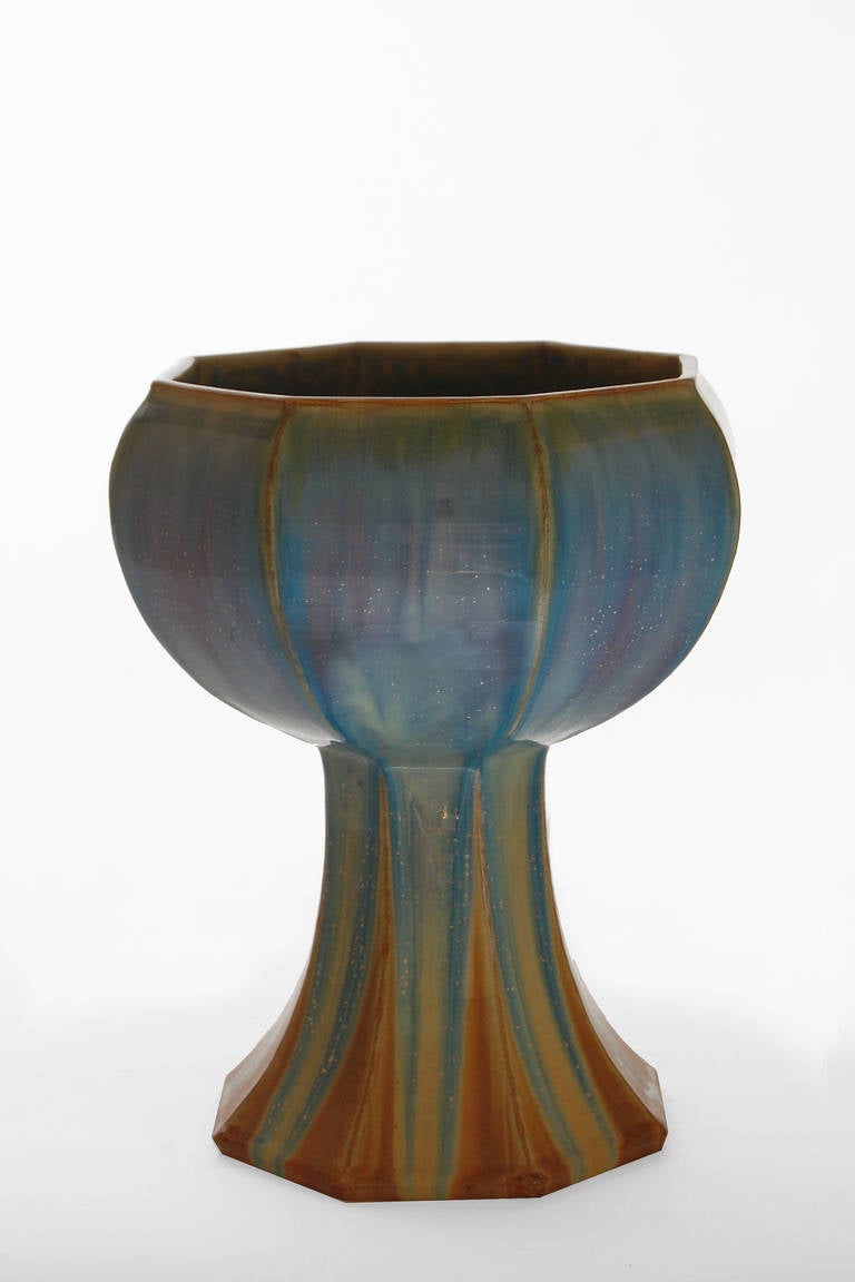 'Chinon a pans' model large vase-cup bowl. Stoneware paste piece with flamme background. The high pedestal with the flared base supports the half spherical body, flamed covered with beige and dark brown on a blue-green background.
Chinon shape was