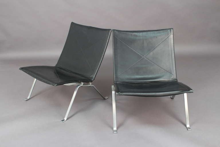 A pair of Poul Kjaerholm PK22 chairs in patinated black leather on a nickeled steel base. Edition E. Kold Christensen, stamped. Made in 1955. Scandinavian modern.
Height: 28in. / 70in. Length: 25in. / 63in. Width: 25in. / 63cm.