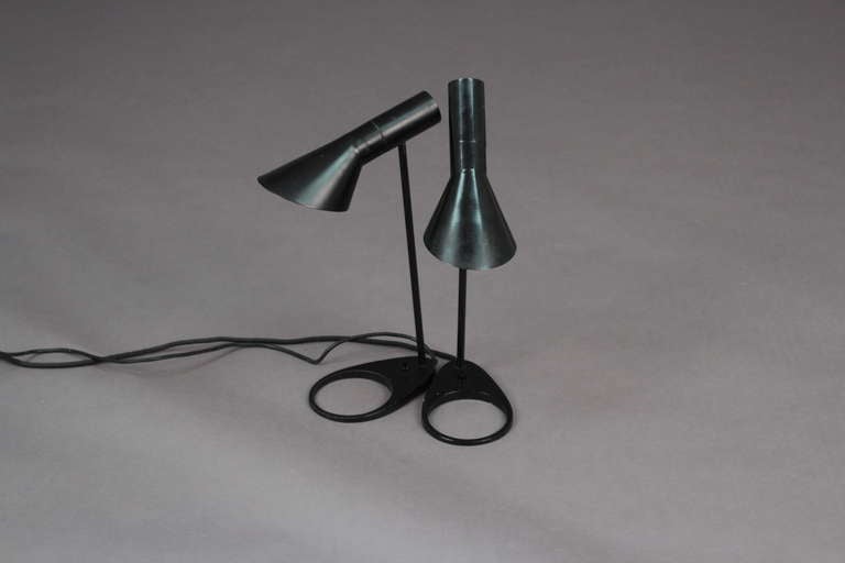 A pair a small table lamps in lacquered metal by Arne Jacobsen, designed for the SAS Royal Hotel in Copenhagen, 1957. Rare in black. Manufactured by Louis Poulsen.
