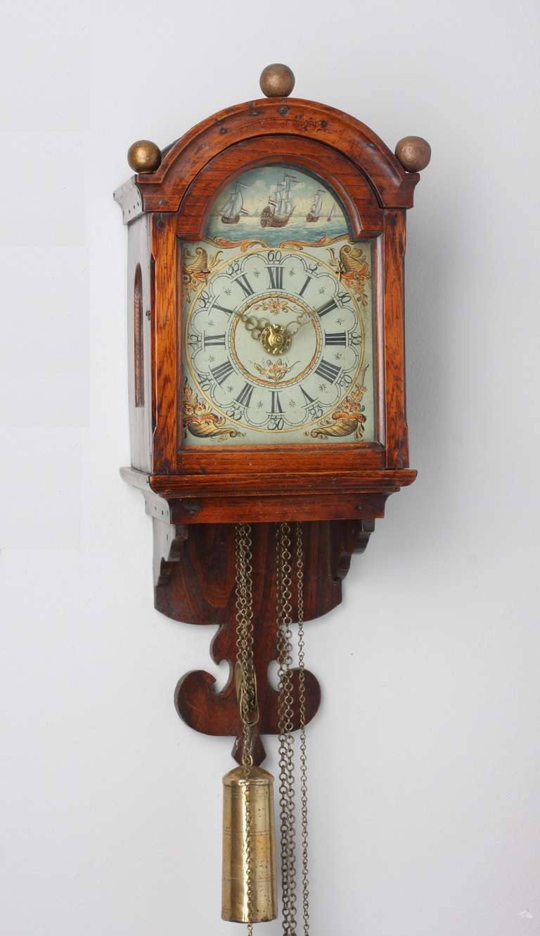 A small Dutch Frisian elmwood 'staartschippertje' wall clock, circa 1800 In Good Condition For Sale In Amsterdam, NL