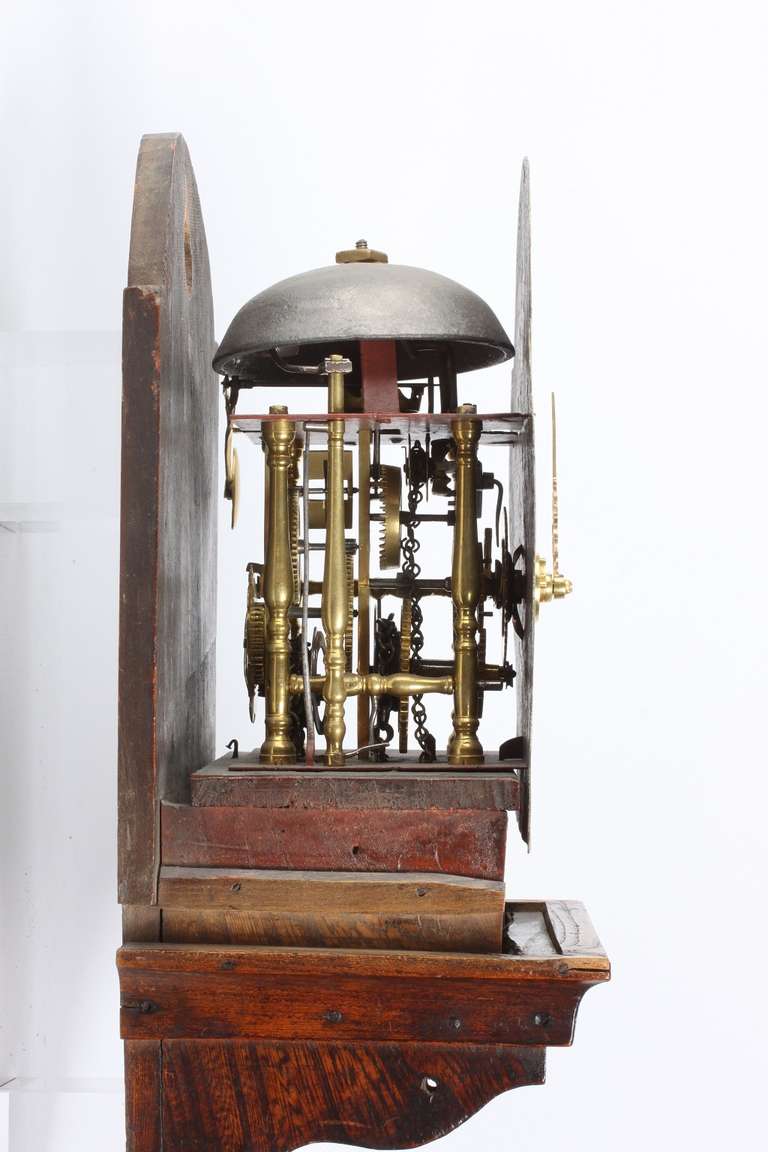 A small Dutch Frisian elmwood 'staartschippertje' wall clock, circa 1800 For Sale 1