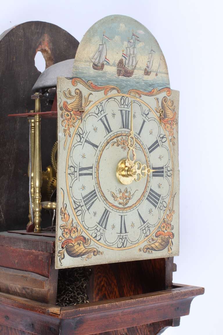 A small Dutch Frisian elmwood 'staartschippertje' wall clock, circa 1800 For Sale 2