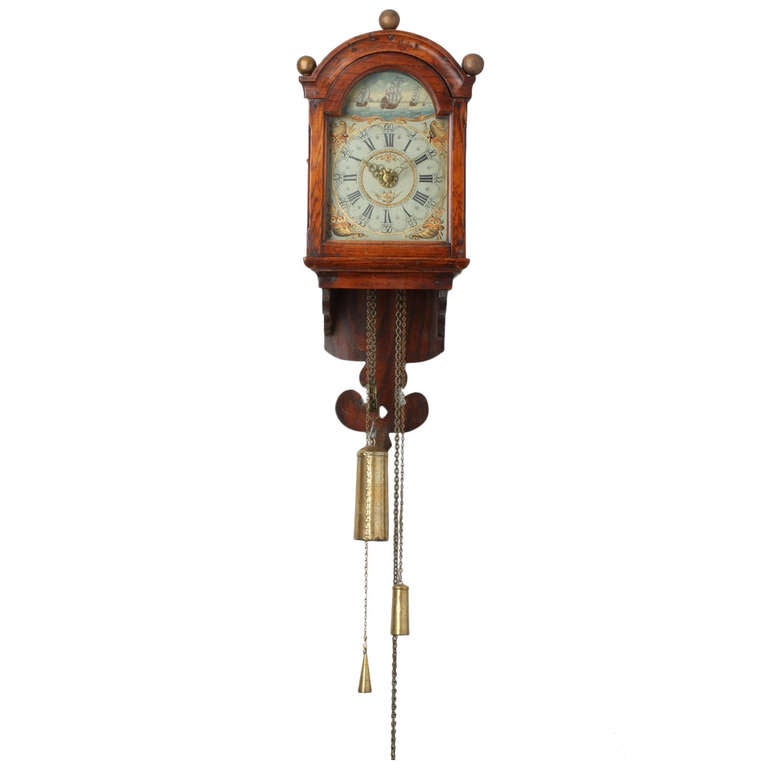 A small Dutch Frisian elmwood 'staartschippertje' wall clock, circa 1800 For Sale