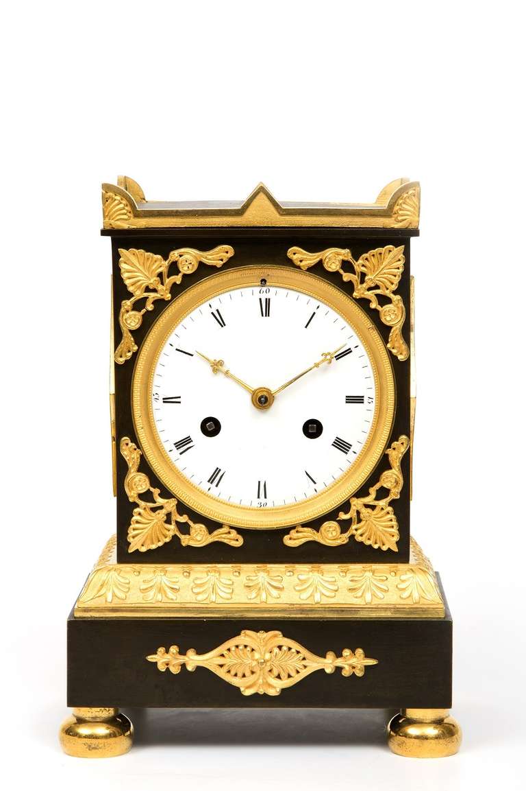 8.5-cm enamel dial with Roman numerals and fine gilt bronze fleur-des-lys hands, spring driven movement with anchor escapement of 8-day duration, silk suspended pendulum and countwheel half hour striking on a bell, finely cast and chiseled ormolu