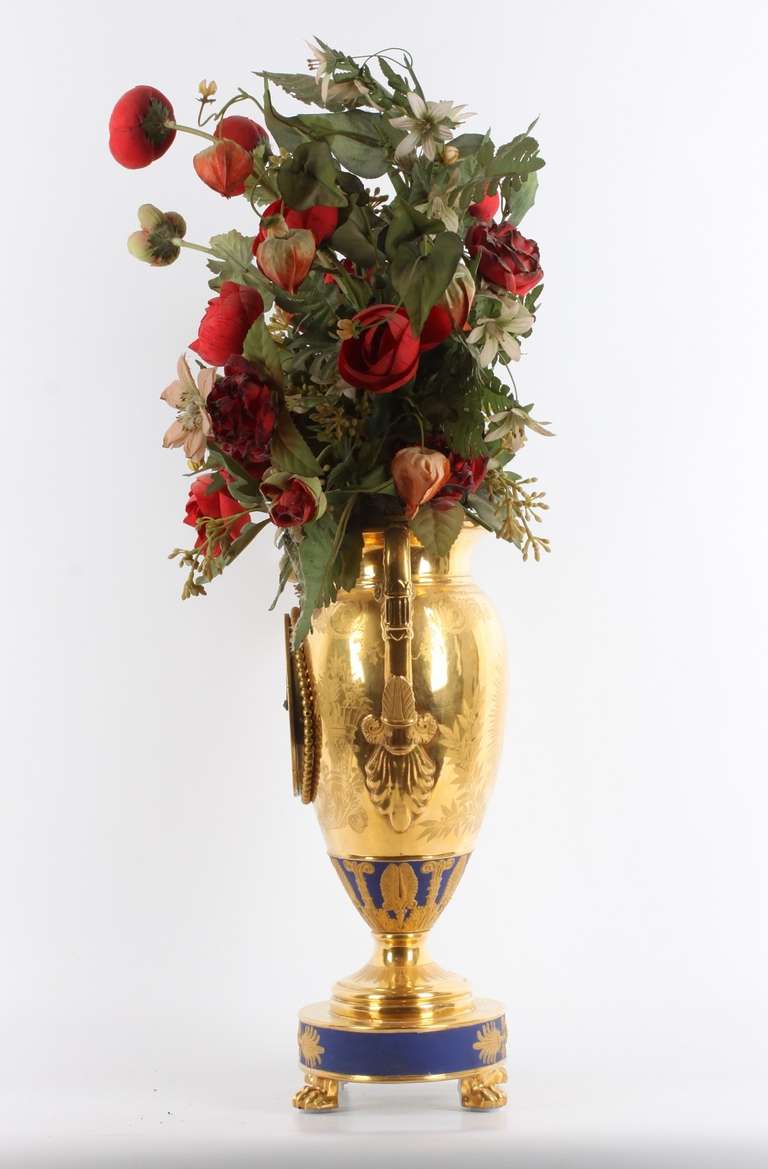 Fine French Empire 'Sevres' Gilt Porcelain Urn Mantel Clock, circa 1800 In Excellent Condition For Sale In Amsterdam, NL