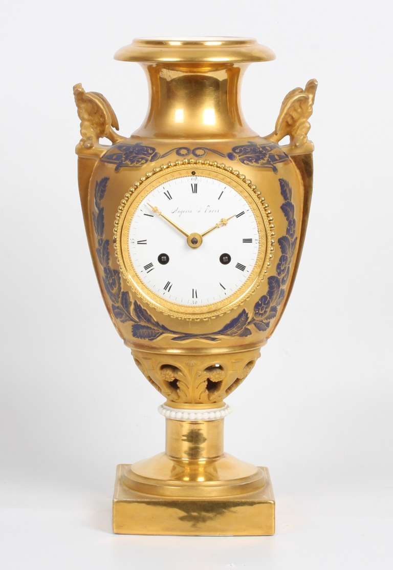 Eight cm enamel dial with Roman numerals signed Angevin a Paris, fine gilt hands with flower tips, movement with anchor escapement of eight day duration and silk suspended pendulum, count wheel half hour striking on a bell, lovely urn-shaped