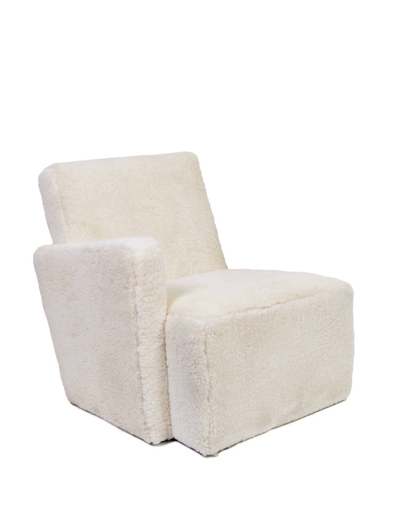 White armchair Petit Frank, in sheepskin, designed by Hervé Langlais for Galerie Negropontes, it is a tribute to the Jean-Michel Frank armchair in sheepskin.
For its first collection, Galerie Negropontes presented furnitures design by Hervé