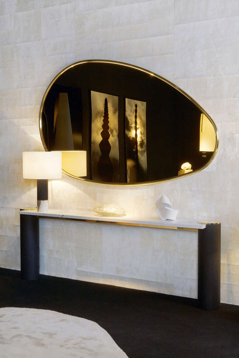 Muse von Hervé Langlais für die Galerie Negropontes

Der goldfarbene Spiegel, bestehend aus einem Rahmen aus poliertem Messingrohr und einem Spiegel aus poliertem Messingblatt, entworfen von Hervé Langlais, ist eine Hommage an die Brancusi-Sammlung,