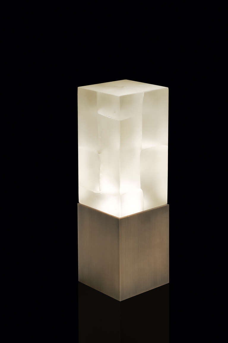 Halo, lampe conçue par Hervé Langlais pour la Galerie Negropontes, composée de laiton patiné et de verre 