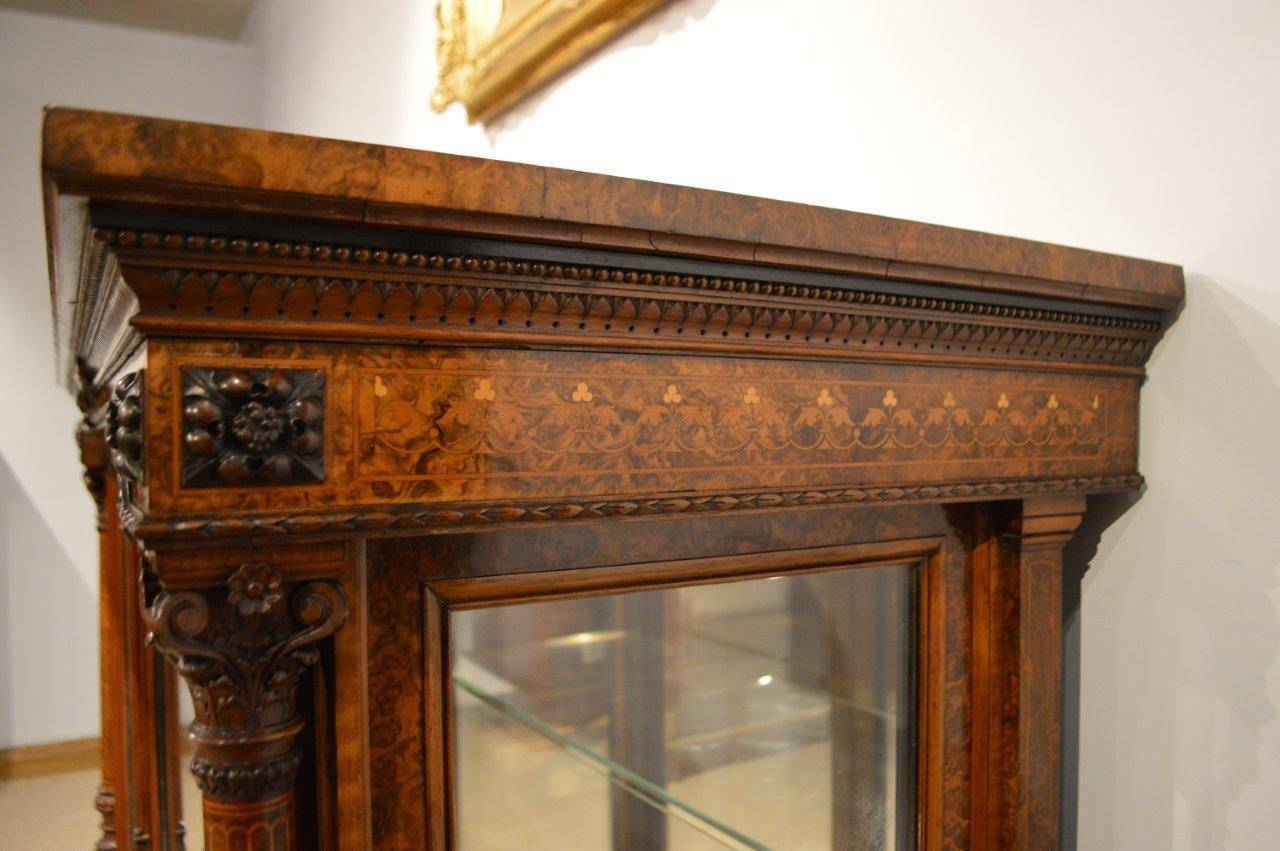 An exhibition quality burr walnut Victorian period two-door pier or display cabinet. Having a rectangular top veneered in the finest burr walnut veneers, above a beautifully hand-carved frieze, with fine marquetry inlaid detail and finely carved