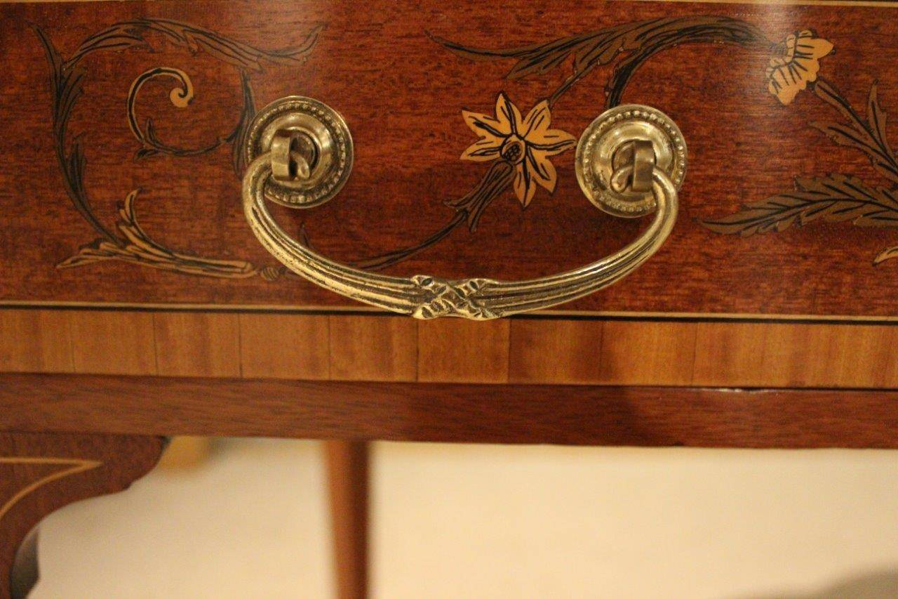 A stunning quality marquetry inlaid Sheraton Revival Carlton House desk by Druce & Co. London. The upper section with a raised galleried top profusely inlaid with exotic inlays and pen-work detail and an arrangement of mahogany lined drawers flanked