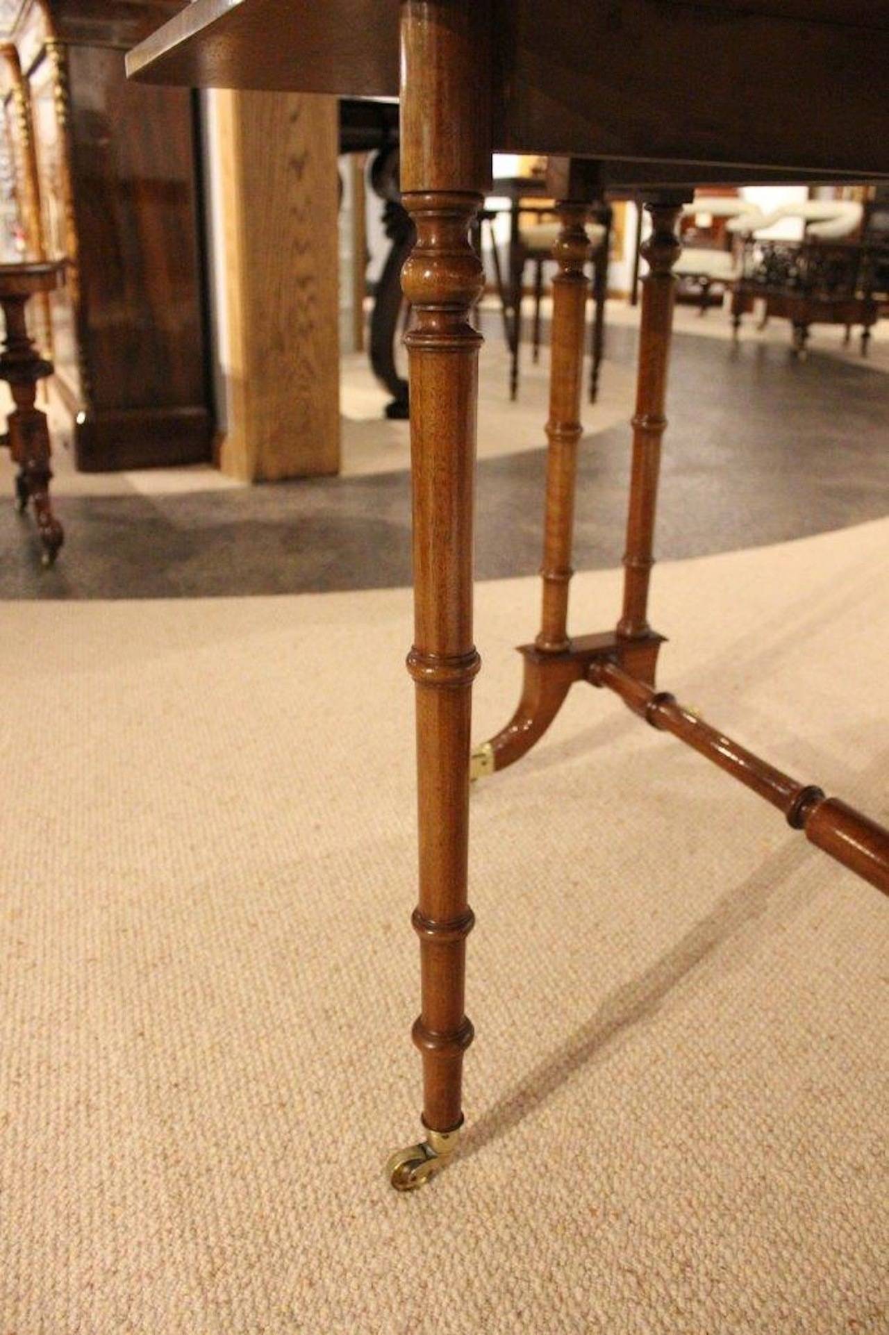 A very good burr walnut Victorian Period antique Sutherland table. Having a rectangular top with twin drop leaves veneered in the finest burr walnut. The top lifted by turned walnut gate-legs, and supported on twin turned walnut columns, a walnut