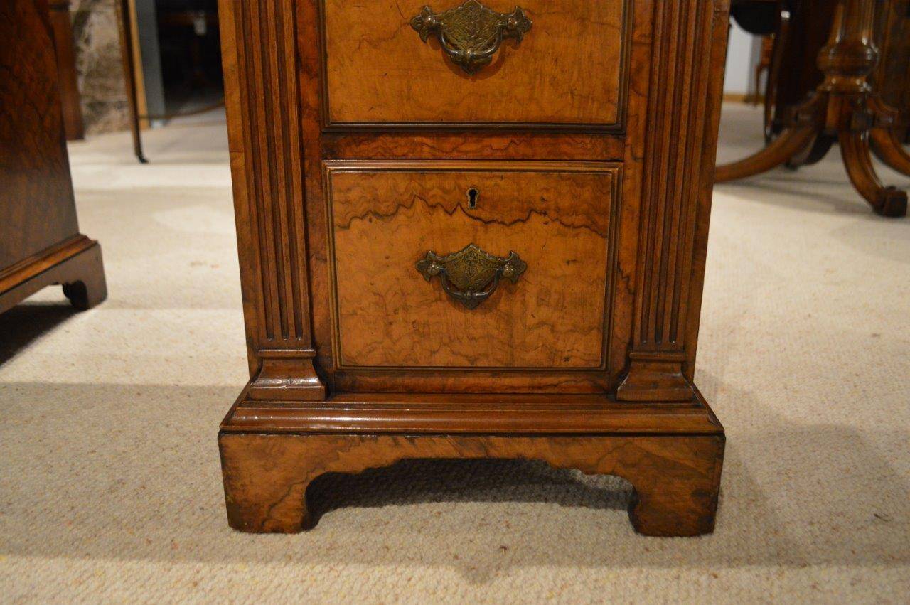 Beautiful Burr Walnut Late Victorian Period Antique Pedestal Desk In Excellent Condition In Darwen, GB