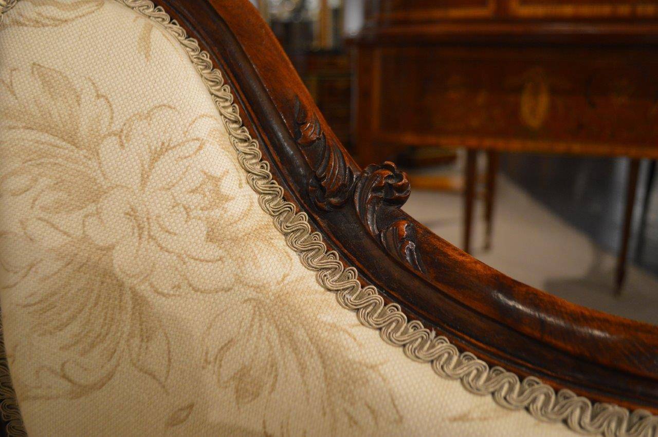 French Finely Carved 19th Century Walnut Antique Settee or Canapé In Excellent Condition In Darwen, GB