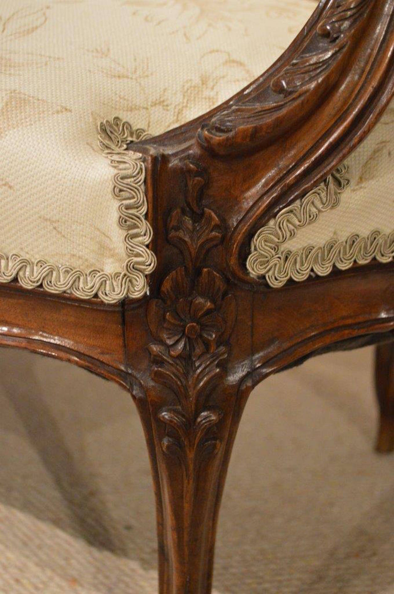 French Finely Carved 19th Century Walnut Antique Settee or Canapé 1