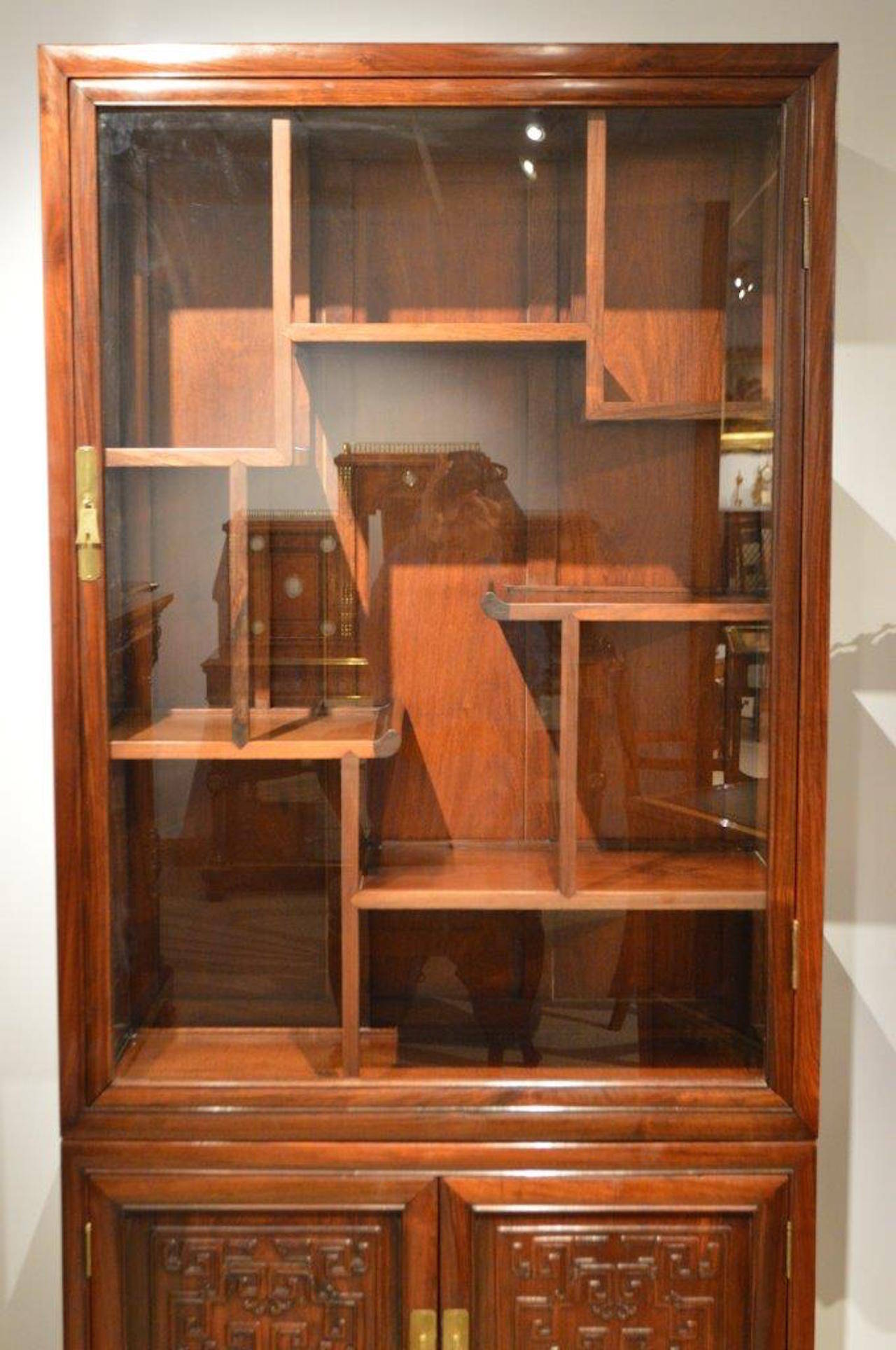 Vitrine ancienne chinoise en bois dur Excellent état à Darwen, GB