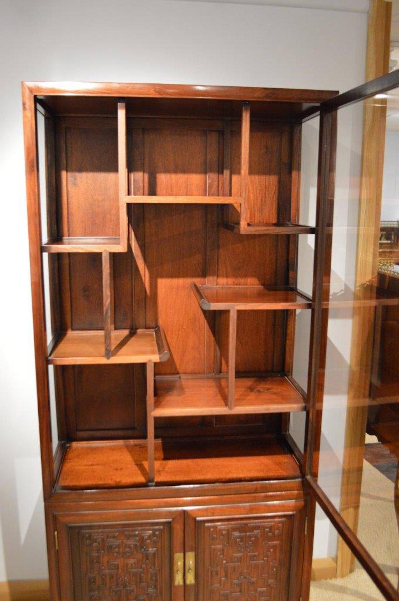 Vitrine ancienne chinoise en bois dur 1