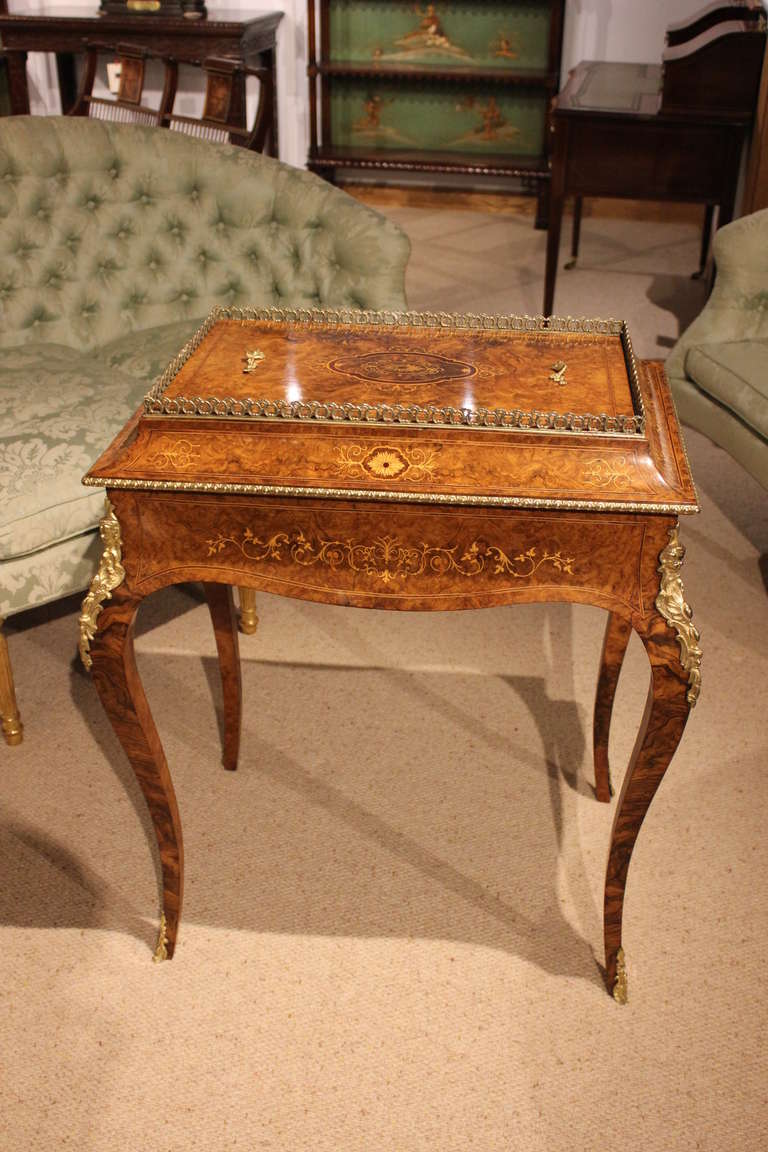 A beautiful Victorian Period burr walnut & marquetry inlaid planter/jardiniere. The removable burr walnut veneered lid having purple heart banded detail with floral marquetry inlay, which when removed reveals a tin liner. The planter with concave