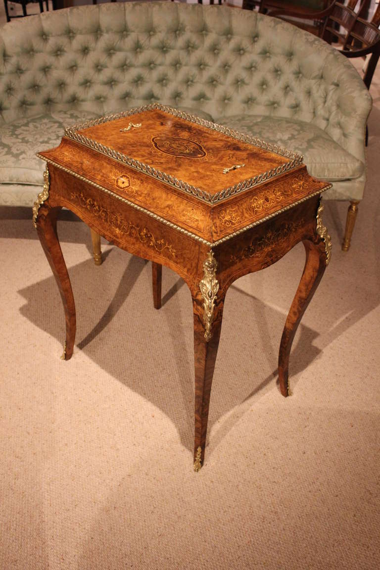 Beautiful Burr Walnut & Marquetry Inlaid Victorian Period Planter For Sale 4