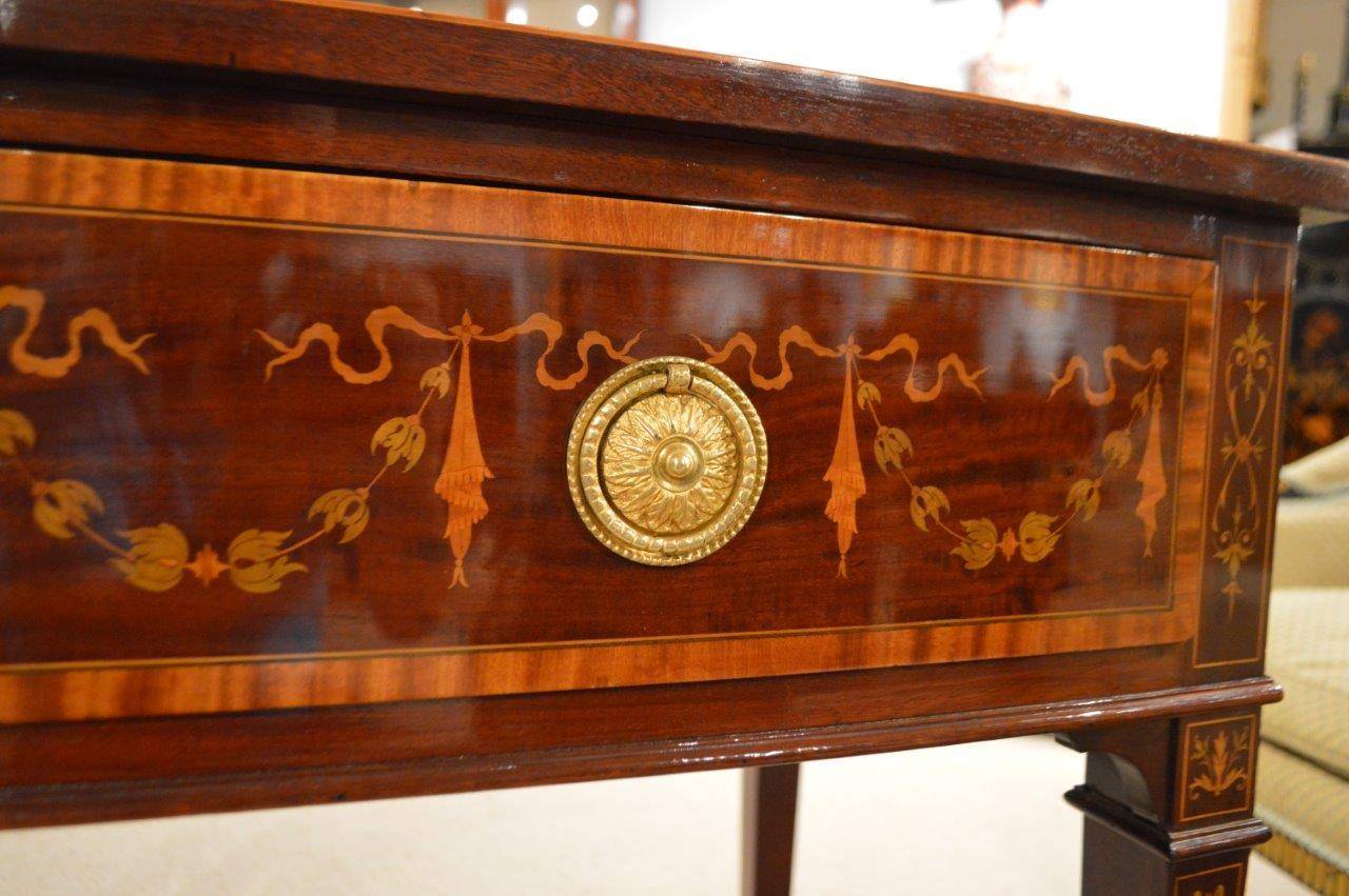 A stunning quality mahogany inlaid Edwardian period two-drawer side table by S.H Jewell. Having a solid mahogany top banded in satinwood and with a boxwood moulded edge, above twin rectangular oak lined bowed drawers, again cross banded in satinwood