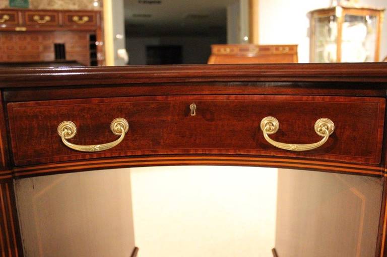 Beautiful Mahogany Inlaid Late Victorian Period Kidney Shaped Writing Desk In Excellent Condition In Darwen, GB