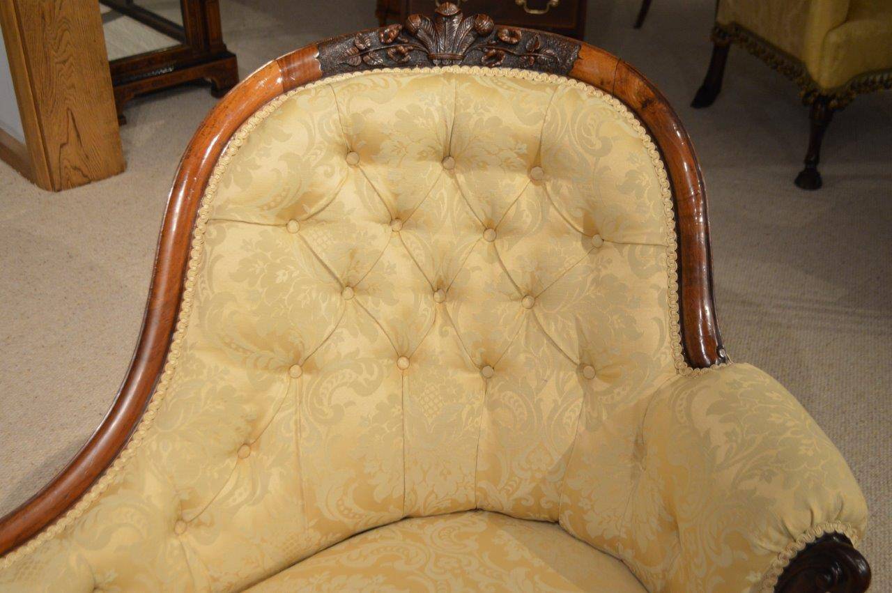 Walnut Victorian Period Antique Chaise Longue In Excellent Condition In Darwen, GB
