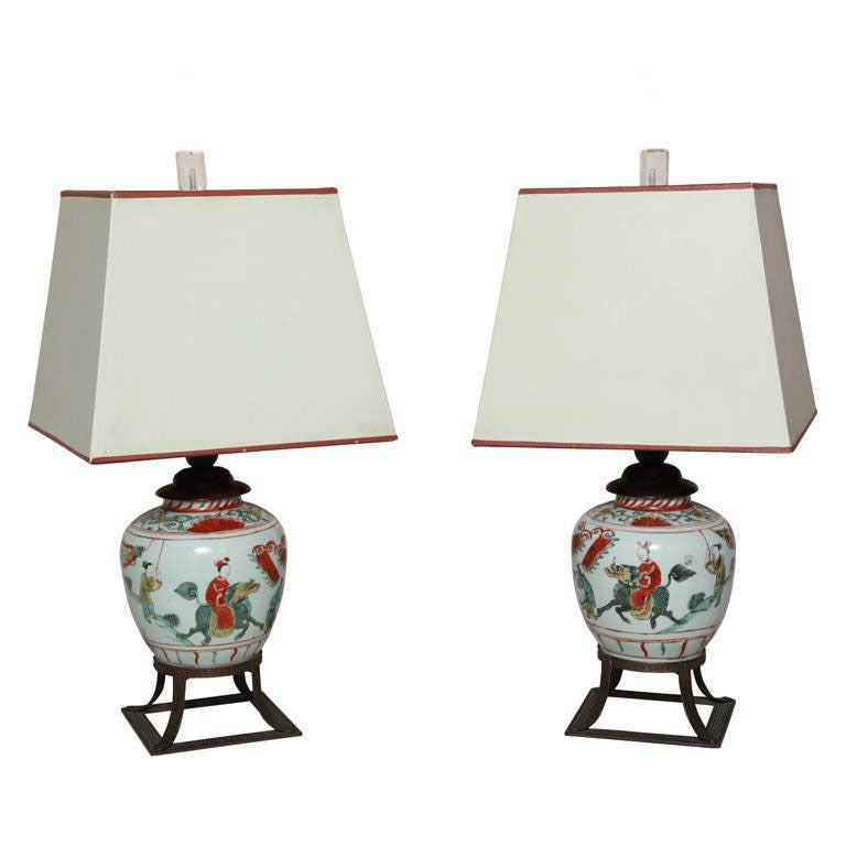 19th Century Pair of Chinese Porcelain Lamps on Patinated Metal Stands For Sale