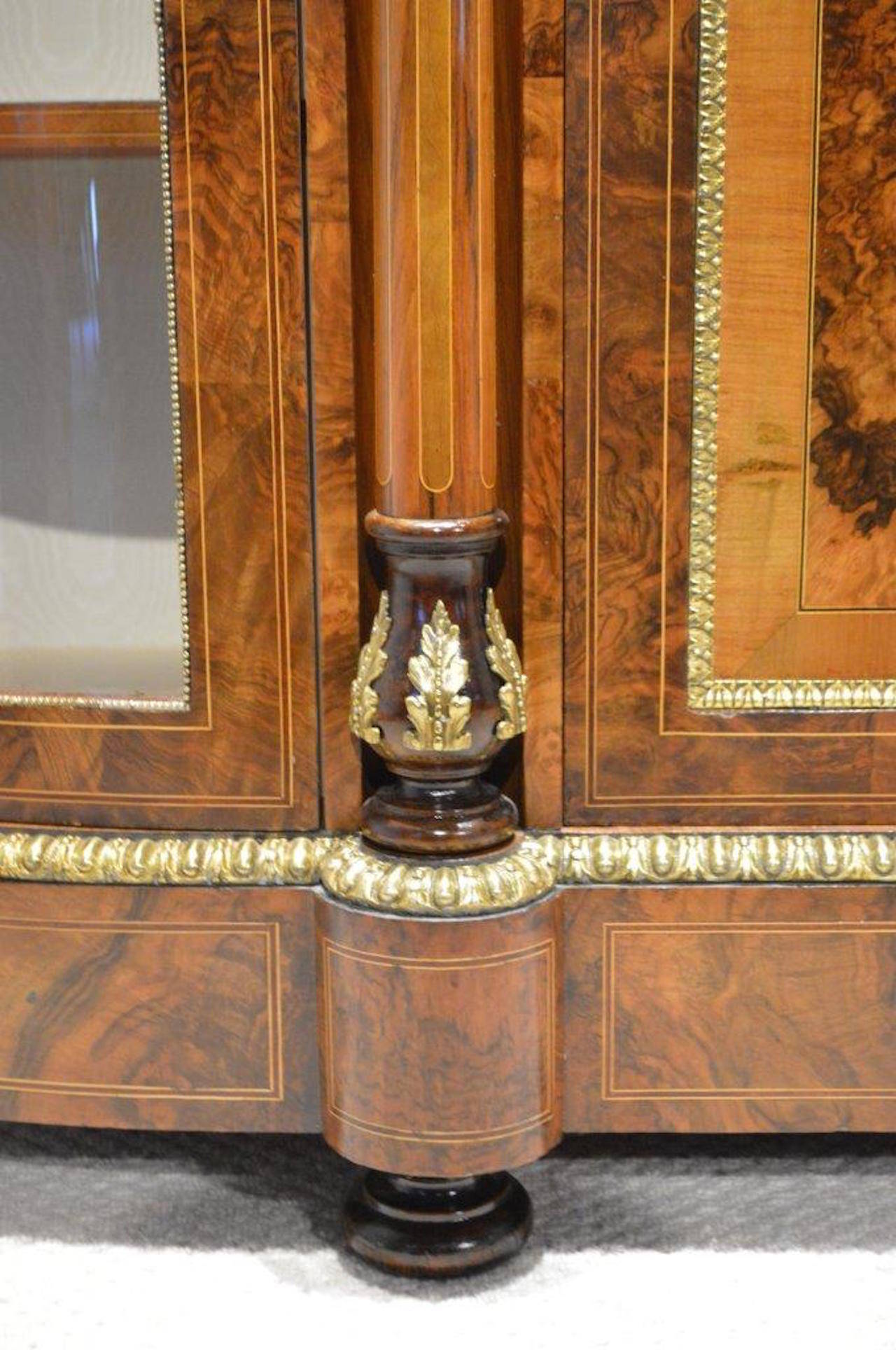A stunning burr walnut & marquetry inlaid Victorian Period antique credenza. Having a D shaped top veneered in finely figured burr walnut with purple heart banding above an amboyna, sycamore and purple heart frieze with foliate marquetry inlaid