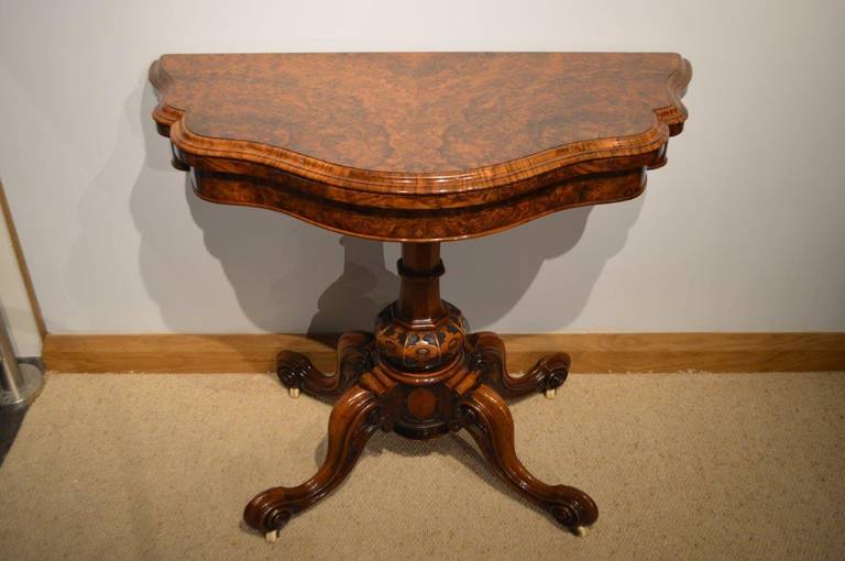 A burr walnut stunning quality Victorian period fold over card or games table. Having a fold over top of serpentine outline with beautifully figured burr walnut veneers and with a walnut moulded edge and a burr walnut veneered frieze. The top